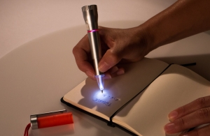 Stylo publicitaire personnalisé avec lampe torche