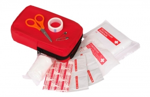boite de premiers secours personnalisé dans son étui rouge 