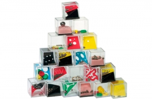 Assortiment de 24 jeux dans cubes transparents 