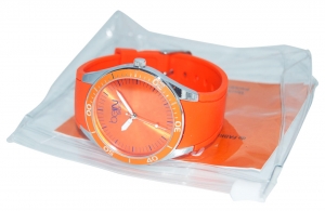 Montre personnalisée à boitier métal chromé et bracelet silicone Moov