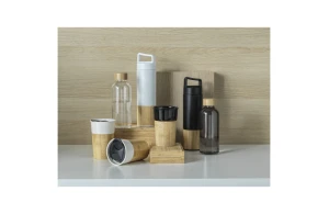 Bouteille personnalisée en plastique recyclé et couvercle bambou 650 ml